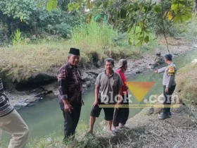 Anggota Polsek Purwoharjo saat menunjukan lokasi ditemukan WZN, bocah perempuan yang tenggelam di sungai Setail, Selasa (25/08/2026) (foto: blok-a.com/Kuryanto)