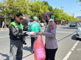 Anggota Polwan Polres Mojokerto kota saat patroli Jumat.(Foto: Humas Polresta)