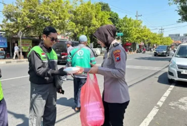 Anggota Polwan Polres Mojokerto kota saat patroli Jumat.(Foto: Humas Polresta)