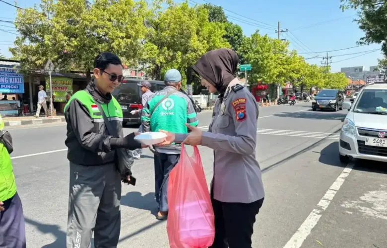 Anggota Polwan Polres Mojokerto kota saat patroli Jumat.(Foto: Humas Polresta)