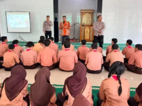 Anggota SatBinmas Polres Mojokerto kota saat melaksanakan Binluh kepada siswa SMAN I Gedeg (Foto: Humas Polres Mojokerto kota)
