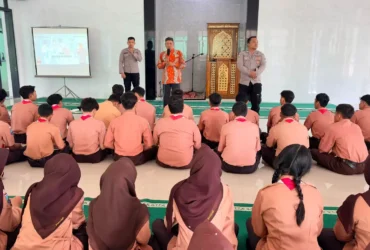 Anggota SatBinmas Polres Mojokerto kota saat melaksanakan Binluh kepada siswa SMAN I Gedeg (Foto: Humas Polres Mojokerto kota)