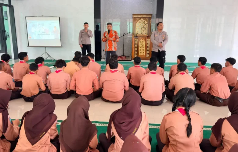 Anggota SatBinmas Polres Mojokerto kota saat melaksanakan Binluh kepada siswa SMAN I Gedeg (Foto: Humas Polres Mojokerto kota)