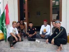 Arif Hidayat saat berada di Jombang, Jawa Timur setelah bersepeda 14 hari dari Sumsel (foto: Istimewa)