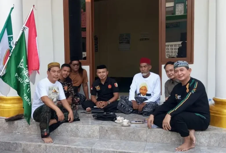 Arif Hidayat saat berada di Jombang, Jawa Timur setelah bersepeda 14 hari dari Sumsel (foto: Istimewa)