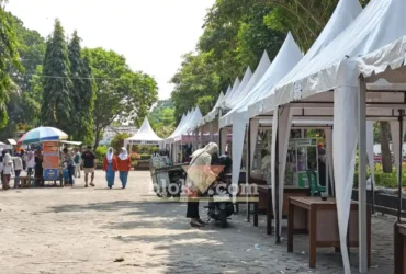 Belasan stan pedagang yang bekerjasama dengan Pemkab untuk penyediaan menu makanan (foto: blok-a.com/Nanda Bagoes)
