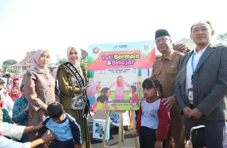 Bunda PAUD Kabupaten Jember, Ghyta Eka Puspita dalam momentum Hari Anak Nasional 2026 yang berlangsung meriah di Alun-Alun Jember, Senin (10/8/2026) (foto: istimewa)