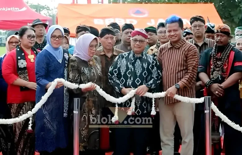 Bupati Blitar Drs. Rijanto, didampingi Ketua Darma Wanita Persatuan, Wakil Bupati Blitar, Beky Herdiansah membuka Blitaria Expo 2026 di kawasan Playground Timur Alun-Alun Kanigoro (foto: Blok-a.com/fajar)