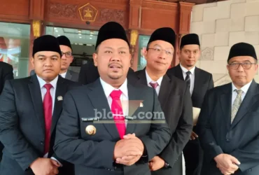 Bupati Gresik Fandi Akhmad Yani (tengah) (foto: blok-a.com/ivan)