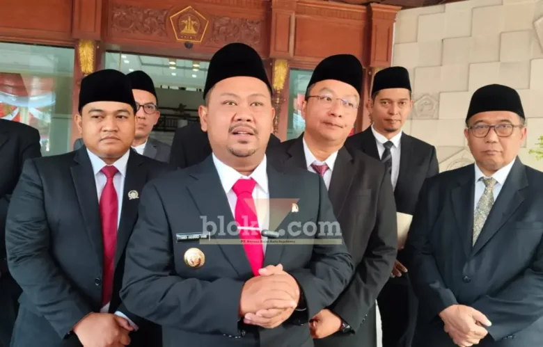 Bupati Gresik Fandi Akhmad Yani (tengah) (foto: blok-a.com/ivan)