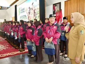 Bupati Ipuk Fiestiandani saat melepas 32 kontingen Pramuka ikuti Jambore Nasional di Cibubur, Senin (10/08/2026) (foto: Istimewa)