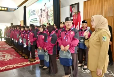 Bupati Ipuk Fiestiandani saat melepas 32 kontingen Pramuka ikuti Jambore Nasional di Cibubur, Senin (10/08/2026) (foto: Istimewa)