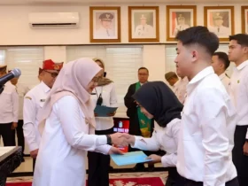Bupati Ipuk Fiestiandani saat menyerahkan SK PNS formasi tahun 2024, Rabu (12/08/2026) (foto: Istimewa)
