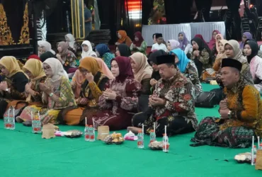 Bupati Jombang Warsubi dalam acara malam tasyakuran HUT Kemerdekaan RI ke-81 di Pendopo Kabupaten Jombang (foto: Kominfo)