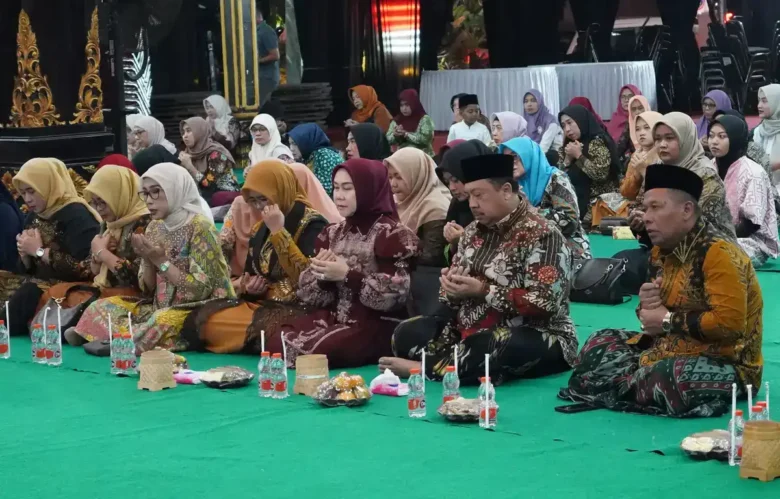 Bupati Jombang Warsubi dalam acara malam tasyakuran HUT Kemerdekaan RI ke-81 di Pendopo Kabupaten Jombang (foto: Kominfo)