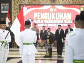 Bupati Jombang Warsubi saat mengukuhkan anggota Paskibraka Jombang (foto: Blok-a.com/Syahrul Wijaya)