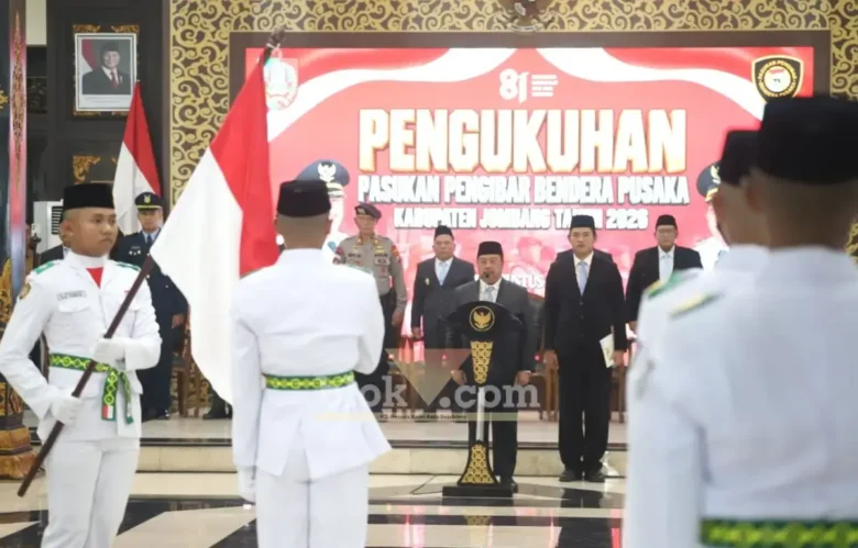 Bupati Jombang Warsubi saat mengukuhkan anggota Paskibraka Jombang (foto: Blok-a.com/Syahrul Wijaya)