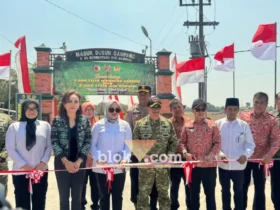 Bupati Mojokerto bersama Danrem 082/CPYJ dan Ketua DPRD sedang persiapan potong pita dalam acara Peresmian Jembatan Garuda.(foto: Blok-a.com/Syahrul Wijaya)