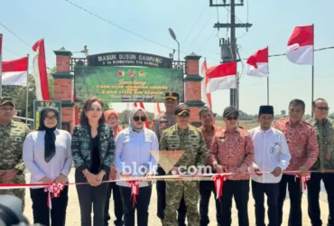 Bupati Mojokerto bersama Danrem 082/CPYJ dan Ketua DPRD sedang persiapan potong pita dalam acara Peresmian Jembatan Garuda.(foto: Blok-a.com/Syahrul Wijaya)