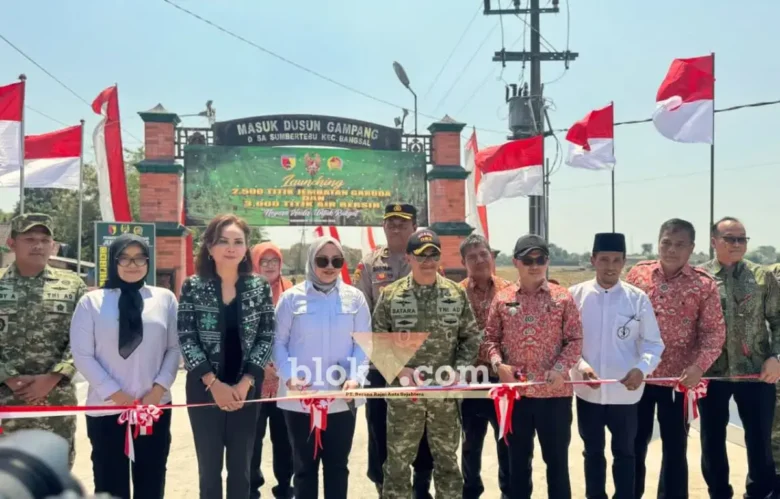 Bupati Mojokerto bersama Danrem 082/CPYJ dan Ketua DPRD sedang persiapan potong pita dalam acara Peresmian Jembatan Garuda.(foto: Blok-a.com/Syahrul Wijaya)