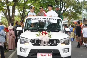 Bupati Mojokerto Muhammad Al Barra mengikuti karnaval di Pacet.(foto: blok-a.com/Syahrul Wijaya)