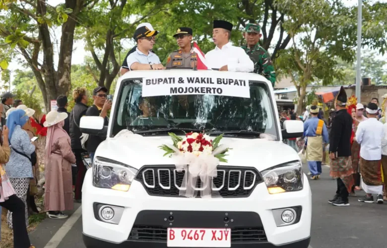 Bupati Mojokerto Muhammad Al Barra mengikuti karnaval di Pacet.(foto: blok-a.com/Syahrul Wijaya)