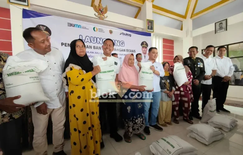 Bupati Mojokerto Muhammad Al Barraa dan Kepala Perum Bulog cabang Mojokerto Muhammad Husin foto bersama Pejabat Pemkab serta Forkopimca.(foto: blok-a.com/Syahrul Wijaya)
