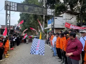 Bupati Mojokerto Muhammad Al Barraa ketika memberangkatkan tim pembentang Merah Putih 1.000 meter (foto: Kominfo)