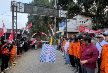 Bupati Mojokerto Muhammad Al Barraa ketika memberangkatkan tim pembentang Merah Putih 1.000 meter (foto: Kominfo)