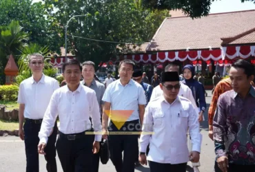 Bupati Mojokerto Muhammad Al Barraa menyambut delegasi kota Bayannur Tiongkok di rumah dinas (foto: Blok-a.com/Syahrul Wijaya)