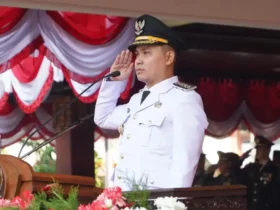 Bupati Mojokerto Muhammad Al Barraa pimpin Upacara Peringatan HUT Kemerdekaan RI ke-81 di halaman Pendopo Pemkab (foto: dok Kominfo)
