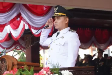 Bupati Mojokerto Muhammad Al Barraa pimpin Upacara Peringatan HUT Kemerdekaan RI ke-81 di halaman Pendopo Pemkab (foto: dok Kominfo)