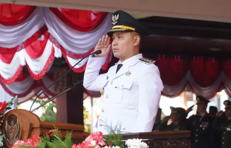 Bupati Mojokerto Muhammad Al Barraa pimpin Upacara Peringatan HUT Kemerdekaan RI ke-81 di halaman Pendopo Pemkab (foto: dok Kominfo)