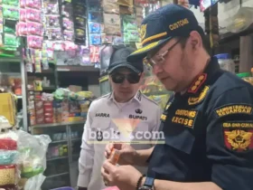 Bupati Mojokerto bersama kepala kantor bea cukai Sidoarjo saat melaksanakan operasi di pasar Sawahan, Bangsal, Mojokerto (foto: Blok-a.com/Syahrul Wijaya)
