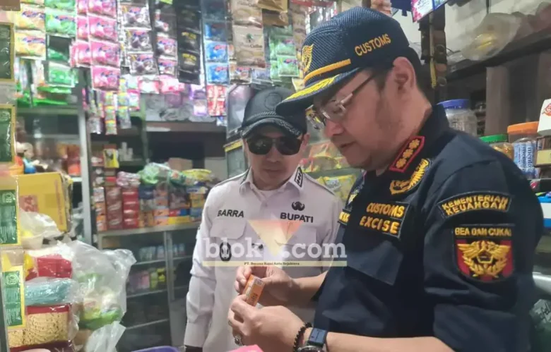 Bupati Mojokerto bersama kepala kantor bea cukai Sidoarjo saat melaksanakan operasi di pasar Sawahan, Bangsal, Mojokerto (foto: Blok-a.com/Syahrul Wijaya)