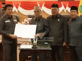 (Dari kiri) Bupati Sidoarjo, Subandi bersama Ketua DPRD Sidoarjo, Abdilah Nasih, Bendahara DPRD , Suyarno dan Wakil Ketua DPRD, Warih Andono (foto: Blok-a.com/Fahmi Rosyidi)
