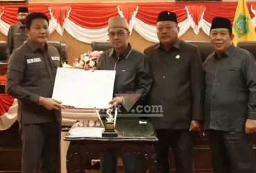 (Dari kiri) Bupati Sidoarjo, Subandi bersama Ketua DPRD Sidoarjo, Abdilah Nasih, Bendahara DPRD , Suyarno dan Wakil Ketua DPRD, Warih Andono (foto: Blok-a.com/Fahmi Rosyidi)