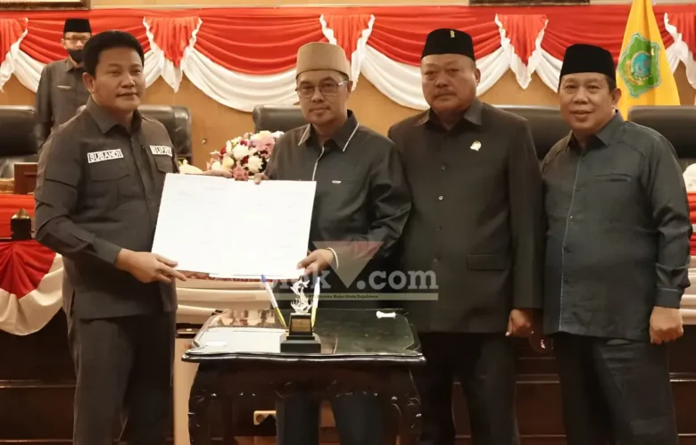 (Dari kiri) Bupati Sidoarjo, Subandi bersama Ketua DPRD Sidoarjo, Abdilah Nasih, Bendahara DPRD , Suyarno dan Wakil Ketua DPRD, Warih Andono (foto: Blok-a.com/Fahmi Rosyidi)