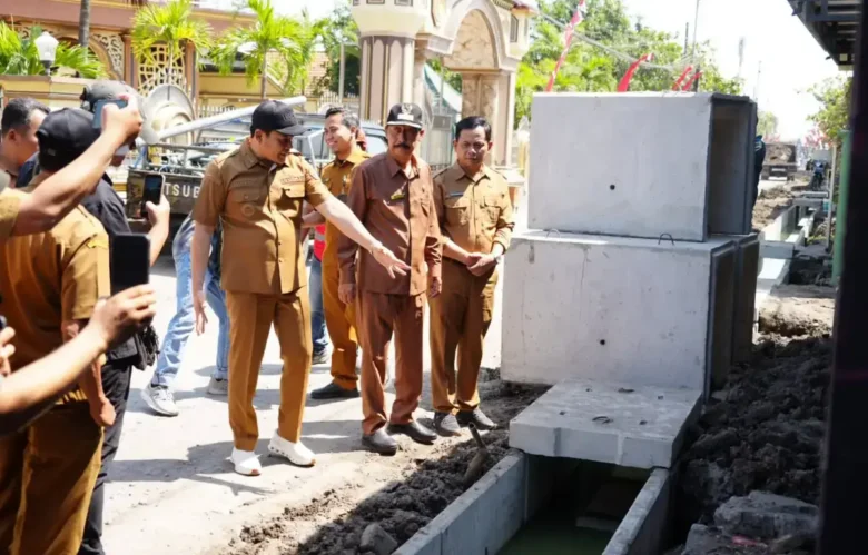 Bupati Subandi saat mendatangi lokasi proyek di Jl Tambak Cemandi, Sedati, Senin (24/8/2026) (foto: istimewa)