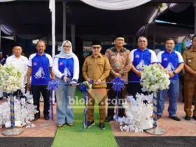 Bupati dan Ketua DPRD Kabupaten Mojokerto sedang memotong pita dalam acara HUT ke-45 Perumdam Mojopahit (foto: Blok-a.com/Syahrul Wijaya)