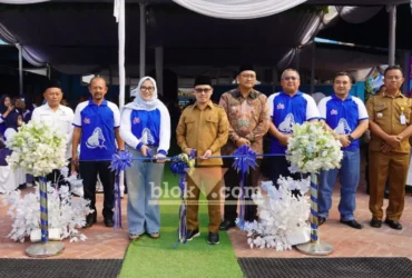 Bupati dan Ketua DPRD Kabupaten Mojokerto sedang memotong pita dalam acara HUT ke-45 Perumdam Mojopahit (foto: Blok-a.com/Syahrul Wijaya)