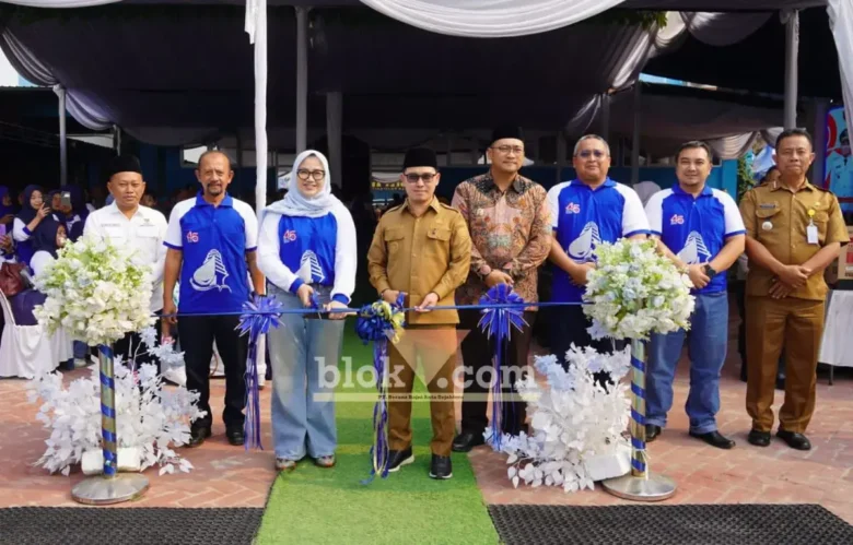 Bupati dan Ketua DPRD Kabupaten Mojokerto sedang memotong pita dalam acara HUT ke-45 Perumdam Mojopahit (foto: Blok-a.com/Syahrul Wijaya)