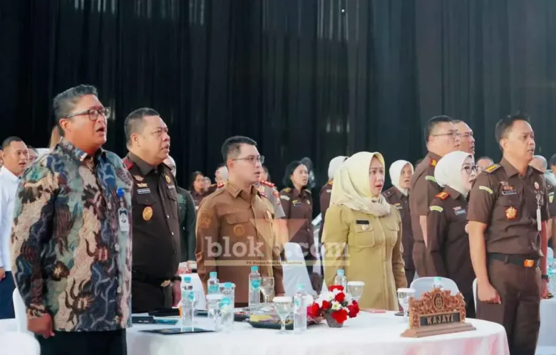 Bupati dan Wali Kota Mojokerto tampak menghadiri pameran barang rampasan negara di gudang Barang Bukti dan Barang Rampasan Kejati Jawa Timur di Jatirejo, Kabupaten Mojokerto (foto: Blok-a.com/Syahrul Wijaya)
