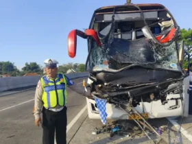 Bus Eka yang hancur bagian depannya usai tabrak bagian belakang truk di ruas tol SuMo (foto: Dokumen PJR 3 Polda Jatim)
