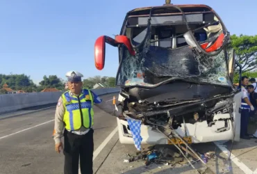 Bus Eka yang hancur bagian depannya usai tabrak bagian belakang truk di ruas tol SuMo (foto: Dokumen PJR 3 Polda Jatim)