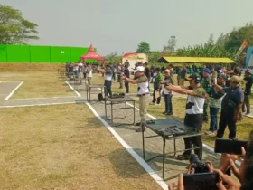 Danrem 082/CPYJ saat menembak dalam ajang lomba menembak Danrem Cup I di Jombang (foto: Dokumen Korem 082/CPYJ)