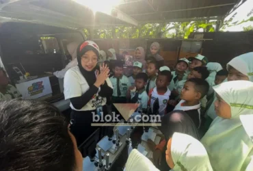 Ecoton saat memberikan pembelajaran tentang mikroplastik kepada siswa MIN 2 Mojokerto (foto: Blok-a.com/Syahrul Wijaya)