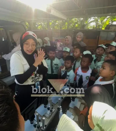 Ecoton saat memberikan pembelajaran tentang mikroplastik kepada siswa MIN 2 Mojokerto (foto: Blok-a.com/Syahrul Wijaya)