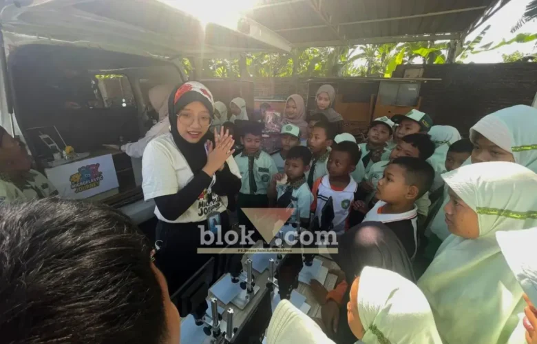 Ecoton saat memberikan pembelajaran tentang mikroplastik kepada siswa MIN 2 Mojokerto (foto: Blok-a.com/Syahrul Wijaya)