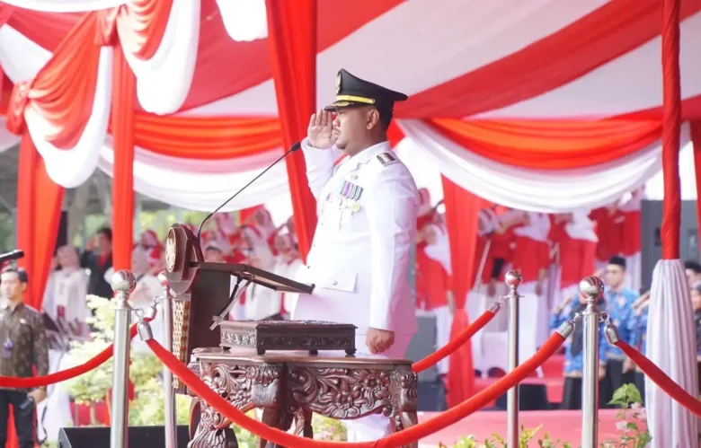 Fandi Akhmad Yani Bupati Gresik saat peringatan HUT ke-81 RI (foto: istimewa)
